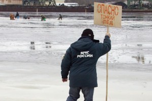 Астраханцев предупреждают: выходить на лёд опасно
