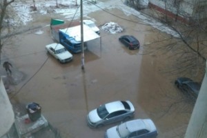 В Астрахани прорвало водопровод: двор затоплен, колледж и школа без воды