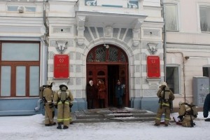 Первые пожарно-тактические учения в этом году спасатели провели на здании Музея боевой славы