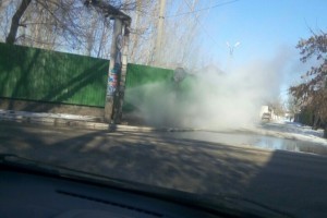 В Астрахани на улице Даргомыжского прорвало теплотрассу