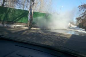 В Астрахани на дорогу хлещет кипяток из трубы
