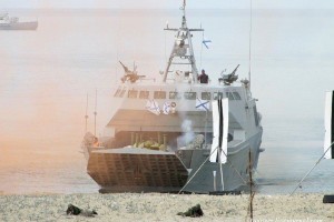 Морские пехотинцы Каспийской флотилии используют для тренировки макеты десантных катеров