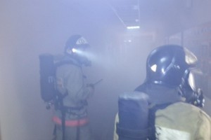 В Астрахани при пожаре в подсобке эвакуированы 15 человек