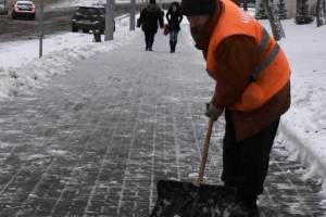 В Астрахани устраняют последствия снегопада