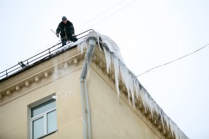 Астраханцев предупреждают об опасности падения сосулек с крыш