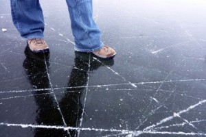 Астраханцев предупреждают об опасных последствиях при выходе на лёд