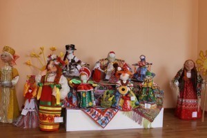 В Астрахани открывается выставка масленичных кукол