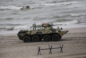 Около 600 морских пехотинцев Каспийской флотилии осваивают вождение БТР на полигоне Аданак