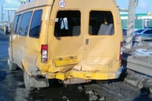 В Астрахани грузовик протаранил маршрутку: восемь пострадавших