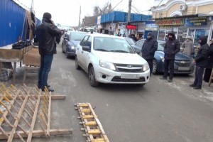 Торговые точки на «Больших Исадах» в Астрахани  затрудняют движение пешеходов и машин