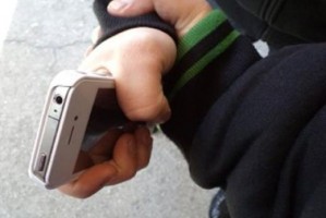 В Астрахани за кражу смартфона у хозяйки кафе задержан ранее судимый 20-летний местный житель
