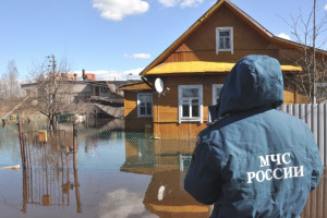 Астраханские спасатели спасали сёла от затопления