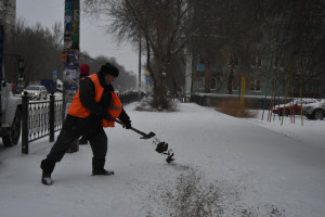 На расчистку улиц Астрахани от снега вышло более 500 человек и десятки единиц техники