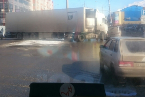 "Длинномер" заблокировал движение по ул. Николая Островского, попав в ДТП