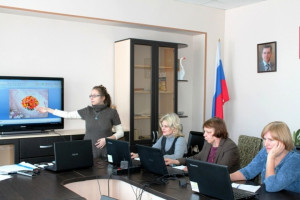 Астраханские пенсионеры осваивают компьютер в «Пикселе»