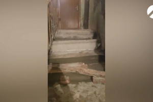 Лестница в жилом доме на ул Перевозной в Астрахани может начать обваливаться снова