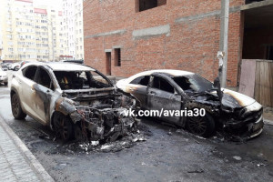 На улице Боевой в Астрахани неизвестный поджёг автомобили