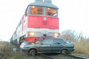 В Астрахани поезд протаранил автомобиль с людьми