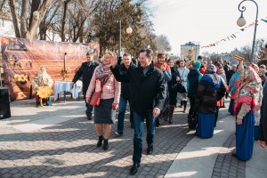 Губернатор Астраханской области угостил жителей города блинами