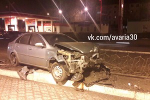 В Астрахани разыскивают водителя, который врезался в леерное ограждение на Софьи Перовской