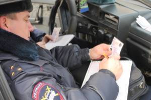 В Астрахани водитель выронил наркотики при полицейском