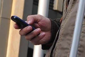 Житель Волгограда с помощью телефона и подельника зарабатывал на жителях Астрахани