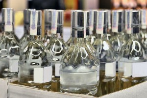 В Астрахань из Нальчика пытались ввезти около 500 бутылок контрафактного алкоголя