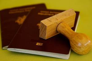 Астраханец хотел обхитрить пограничников, заменив страницу в паспорте