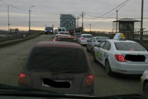 В Астрахани ДТП спровоцировало пробку на Старом мосту