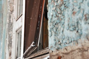 Житель Астраханской области в неадекватном состоянии разбил два окна в  больнице
