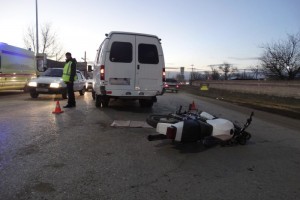 В Астрахани 17-летний мотоциклист без прав получил переломы в ДТП с «газелью»