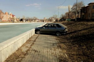 В Астрахани автомобиль с волгоградскими номерами чуть не вылетел в канал