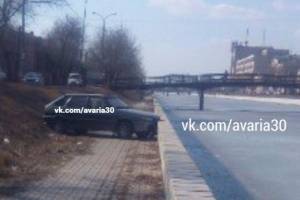 В Астрахани автомобиль съехал с дороги и оказался у канала