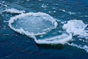 Астраханцев предостерегают о выходе на лёд
