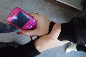 В Астрахани неизвестный отобрал у школьницы в подъезде мобильный телефон
