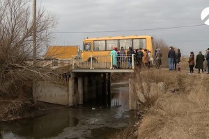 Астраханцы из посёлка Новокучергановка  боятся ходить по мосту