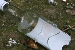 Астраханец ударил своего приятеля пустой бутылкой ради трёх тысяч рублей и телефона