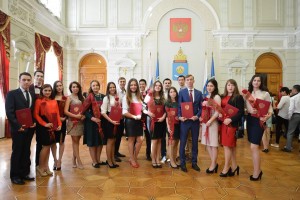 В Астрахани 100 студентов вузов получили право на губернаторскую стипендию