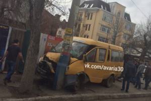 В центре Астрахани маршрутка с пассажирами влетела в столб на тротуаре