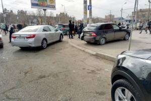В Астрахани автомобиль снова оказался на тротуаре после аварии из 5 машин