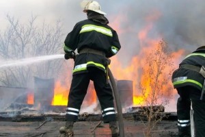 В Астраханской области накануне горел автомобиль и два дома, спасены 9 человек