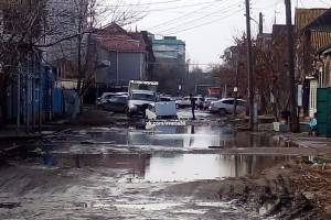 В центре Астрахани машина утонула в грязи