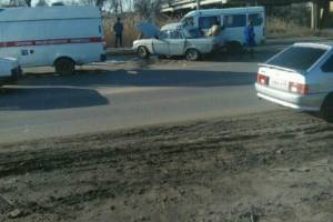 В Астрахани «Волга» врезалась в маршрутку. Пострадали 5 человек