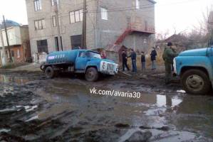 Грузовик увяз в грязи в Астрахани