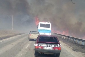 Вблизи трассы в Астраханской области горит камыш