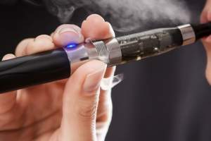 Законотворцы предлагают приравнять электронные сигареты к обычным