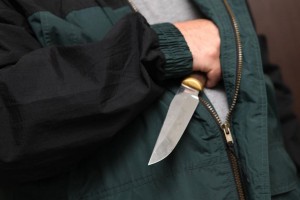 Двое жителей Астраханской области, угрожая пожилой женщине ножом, ограбили квартиру