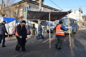 На рынке Большие Исады в Астрахани демонтированы незаконные прилавки у дороги