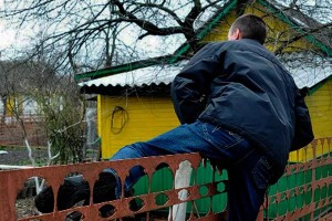 Житель Астраханской области похищал из дачного дома посуду