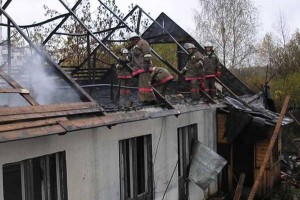 В одном из посёлков Астраханской области сгорел жилой дом